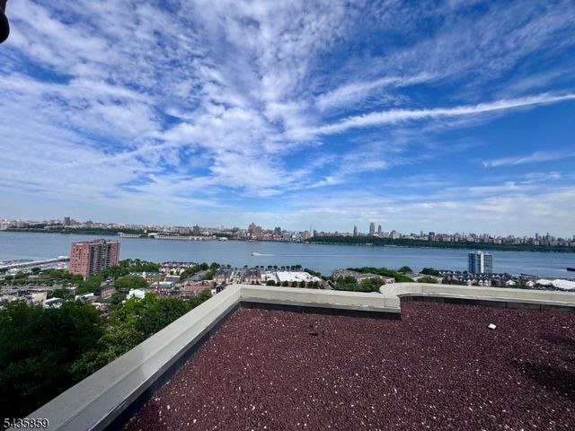 100 Carlyle Drive. N05J 5 JN, Cliffside Park Boro, NJ 07010