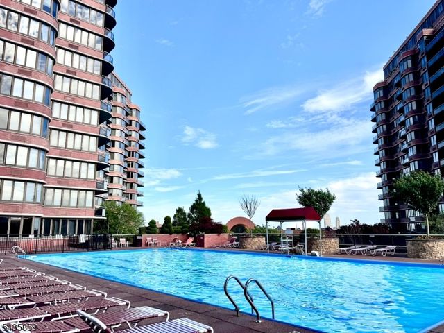 100 Carlyle Drive. N05J 5 JN, Cliffside Park Boro, NJ 07010