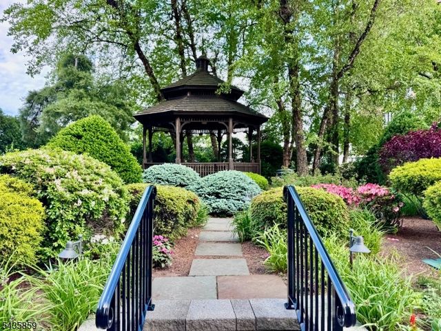 100 Carlyle Drive. N05J 5 JN, Cliffside Park Boro, NJ 07010