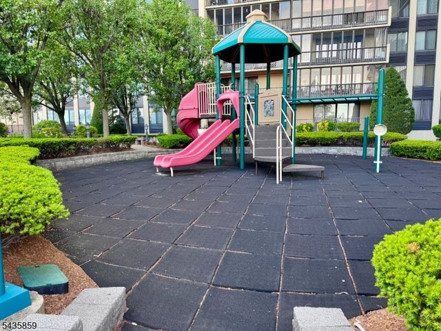 100 Carlyle Drive. N05J 5 JN, Cliffside Park Boro, NJ 07010