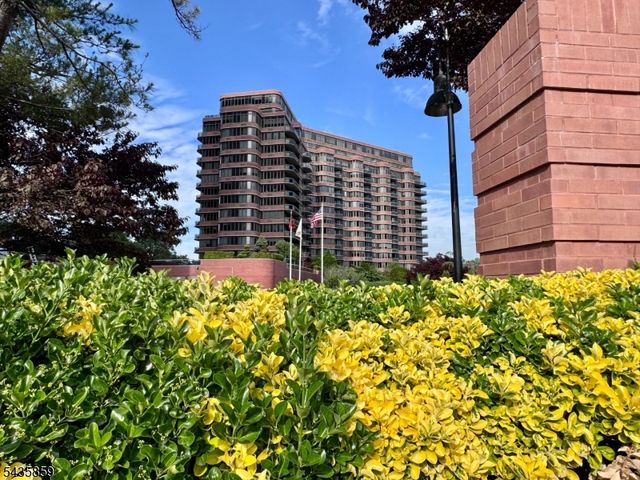 100 Carlyle Drive. N05J 5 JN, Cliffside Park Boro, NJ 07010