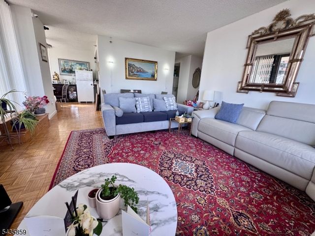 100 Carlyle Drive. N05J 5 JN, Cliffside Park Boro, NJ 07010