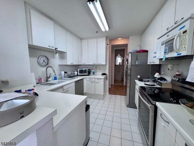 100 Carlyle Drive. N05J 5 JN, Cliffside Park Boro, NJ 07010