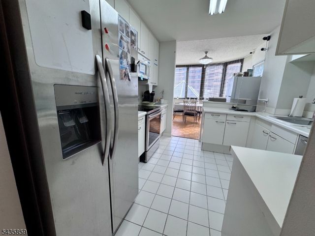 100 Carlyle Drive. N05J 5 JN, Cliffside Park Boro, NJ 07010