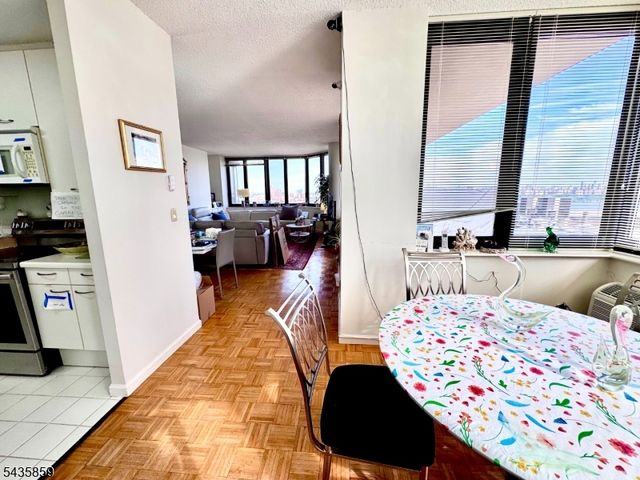 100 Carlyle Drive. N05J 5 JN, Cliffside Park Boro, NJ 07010