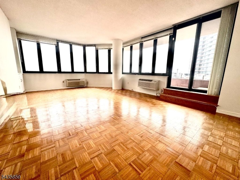 100 Carlyle Drive. N05J 5 JN, Cliffside Park Boro, NJ 07010 — photo 5