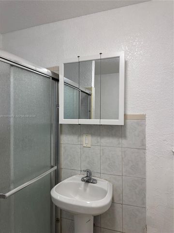 470 NE 127th St, North Miami, FL 33161