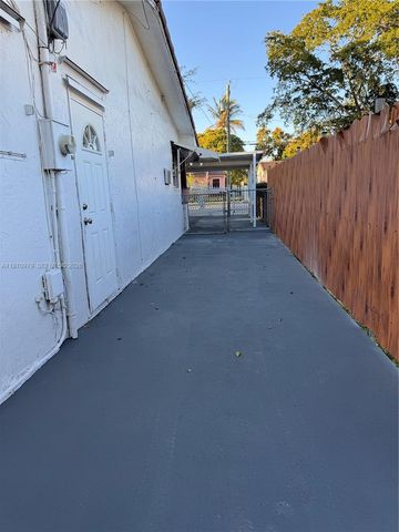 470 NE 127th St, North Miami, FL 33161