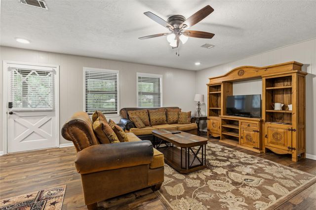 61 Southwood Forest Road, Huntsville, TX 77340