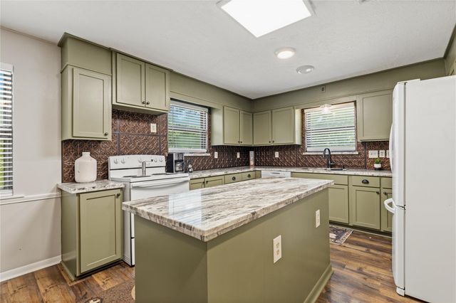 61 Southwood Forest Road, Huntsville, TX 77340