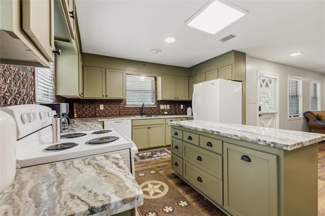 61 Southwood Forest Road, Huntsville, TX 77340