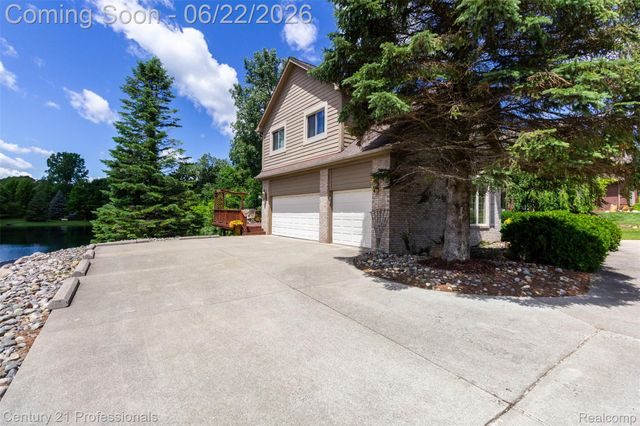 8225 Brookstone Lane, Village Of Clarkston, MI 48348