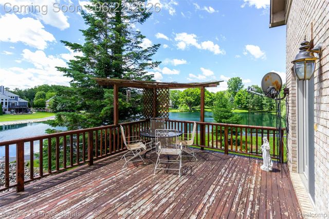 8225 Brookstone Lane, Village Of Clarkston, MI 48348