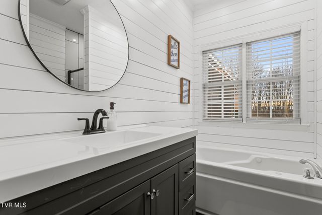 14707 Village Loop, Abingdon, VA 24210