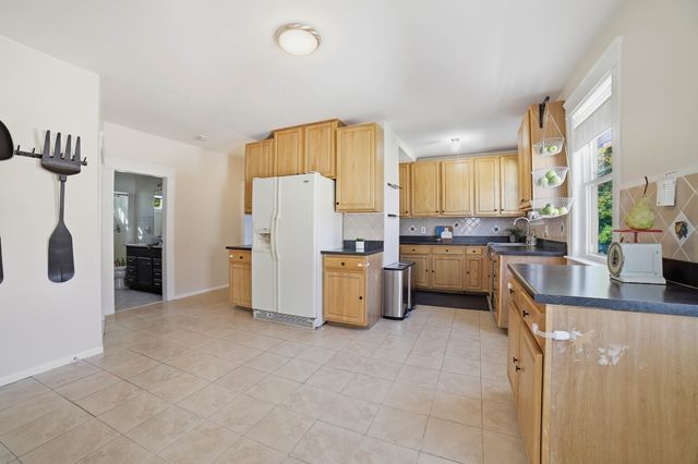 194 Whitmarsh Ave, Worcester, MA 01606