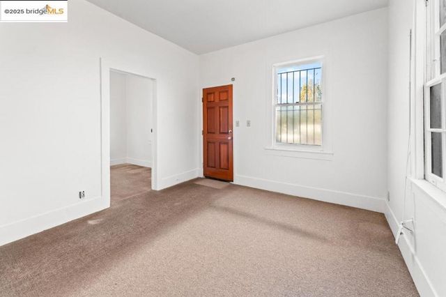 811 W Grand Ave, Oakland, CA 94607