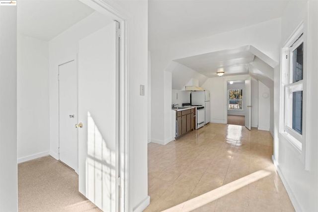 811 W Grand Ave, Oakland, CA 94607