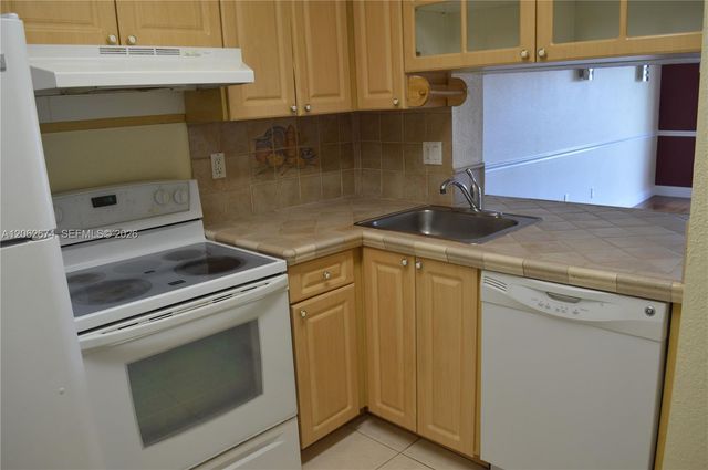 9320 Fontainebleau Blvd 609, Miami, FL 33172