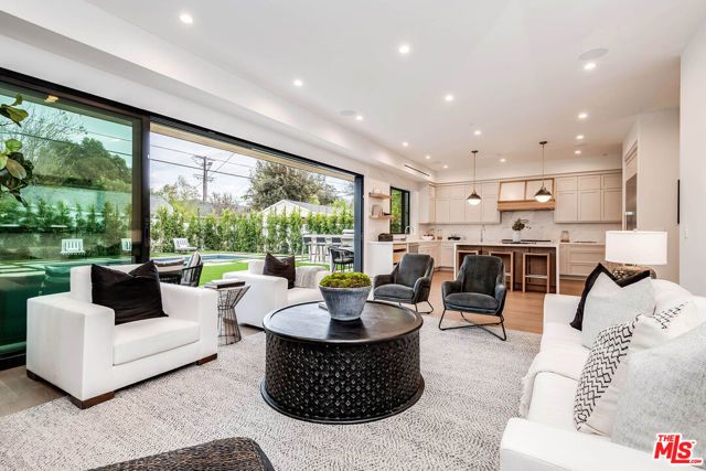 4210 Kraft Avenue, Los Angeles, CA 91604