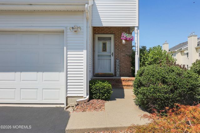40 Lenny Court, Matawan, NJ 07747