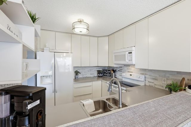 14851 Endicott Way 206, Apple Valley, MN 55124