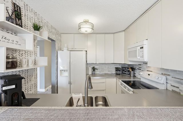 14851 Endicott Way 206, Apple Valley, MN 55124