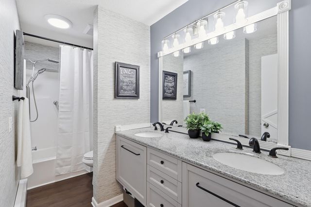 14851 Endicott Way 206, Apple Valley, MN 55124