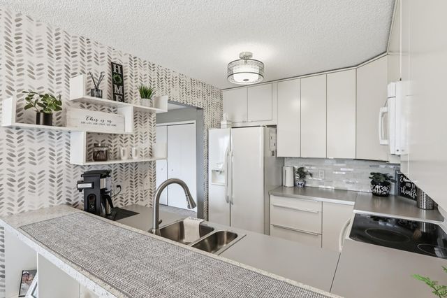 14851 Endicott Way 206, Apple Valley, MN 55124