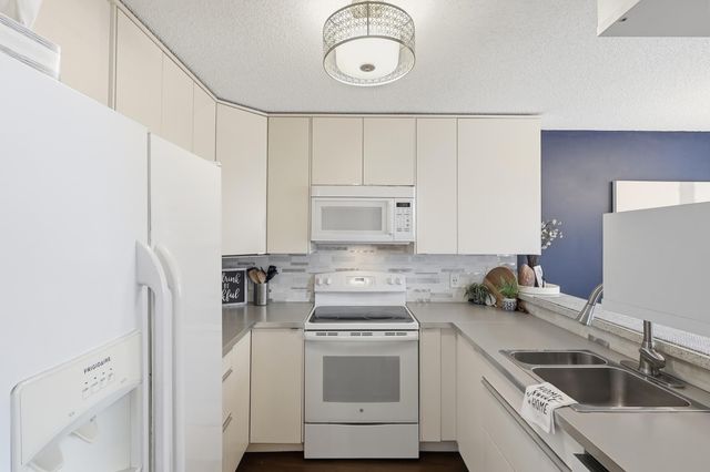 14851 Endicott Way 206, Apple Valley, MN 55124