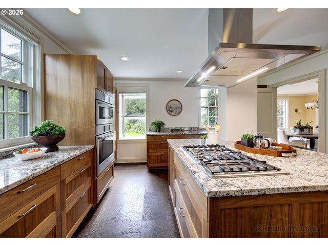 1975 Sw EDGEWOOD Rd, Portland, OR 97201