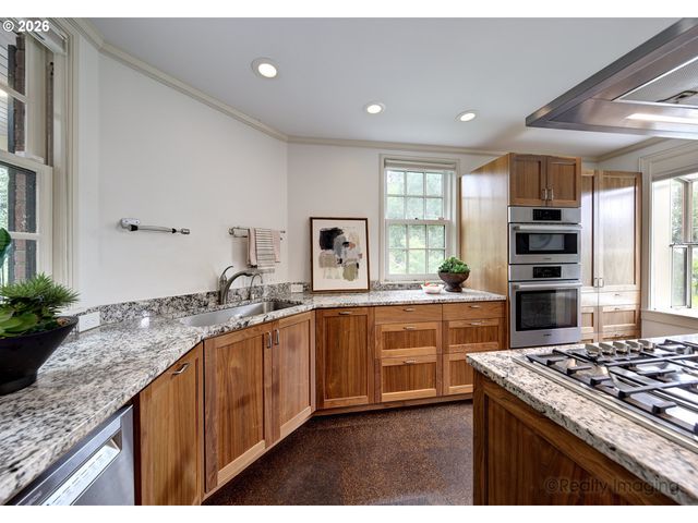 1975 Sw EDGEWOOD Rd, Portland, OR 97201