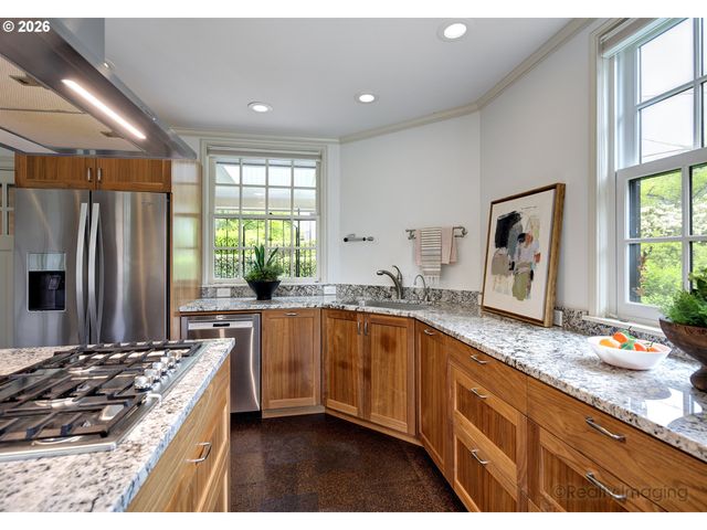 1975 Sw EDGEWOOD Rd, Portland, OR 97201