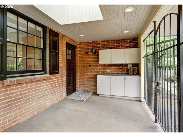 1975 Sw EDGEWOOD Rd, Portland, OR 97201