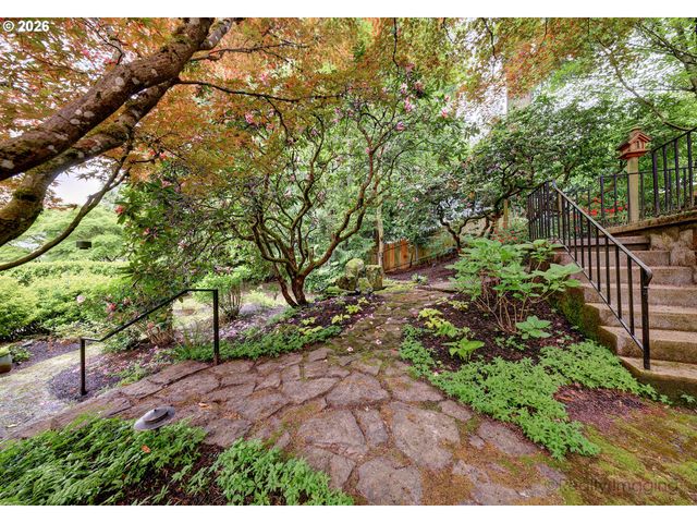 1975 Sw EDGEWOOD Rd, Portland, OR 97201