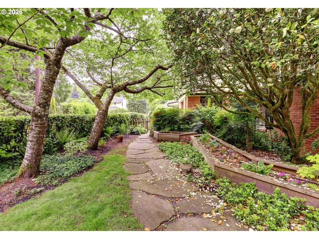 1975 Sw EDGEWOOD Rd, Portland, OR 97201