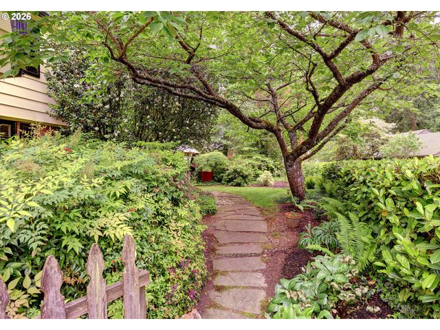 1975 Sw EDGEWOOD Rd, Portland, OR 97201