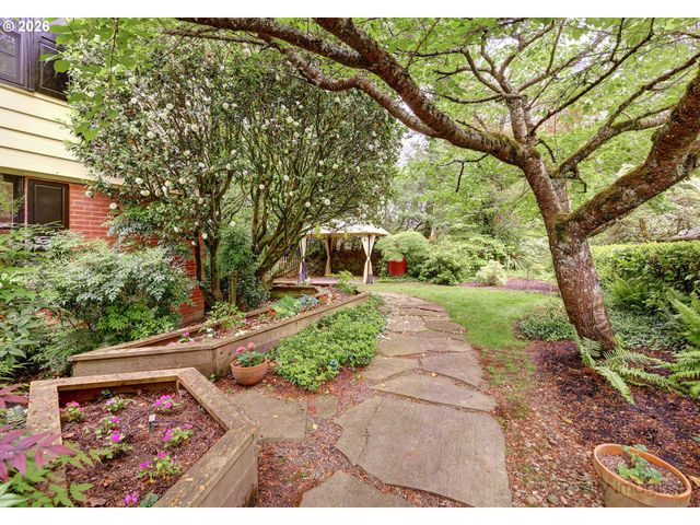 1975 Sw EDGEWOOD Rd, Portland, OR 97201