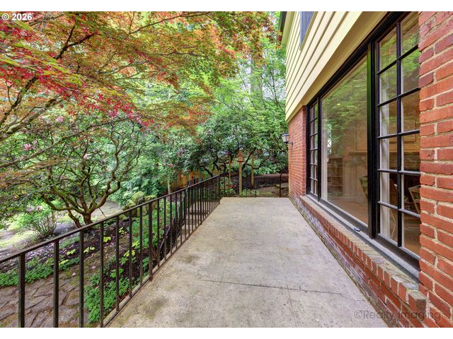1975 Sw EDGEWOOD Rd, Portland, OR 97201