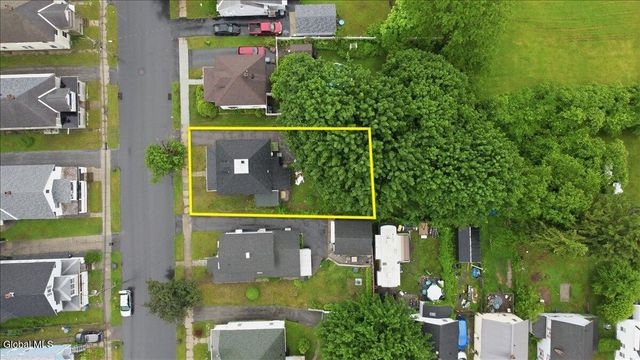 28 W 8th Avenue, Gloversville, NY 12078