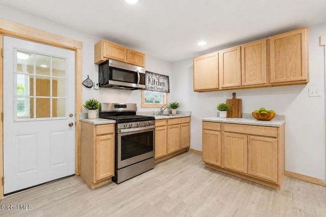 28 W 8th Avenue, Gloversville, NY 12078
