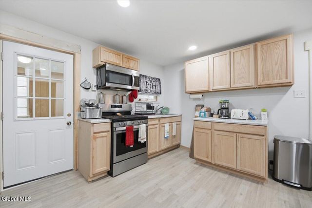 28 W 8th Avenue, Gloversville, NY 12078