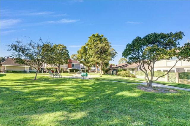 5213 Piccadilly Circle, Westminster, CA 92683