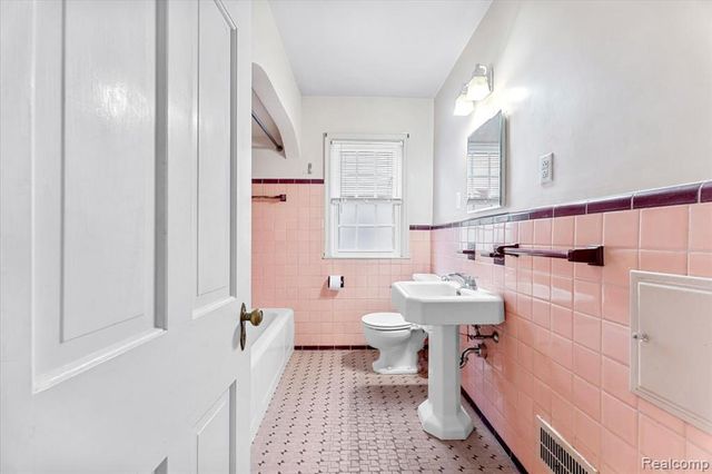 909 N Highland Street, Dearborn, MI 48128