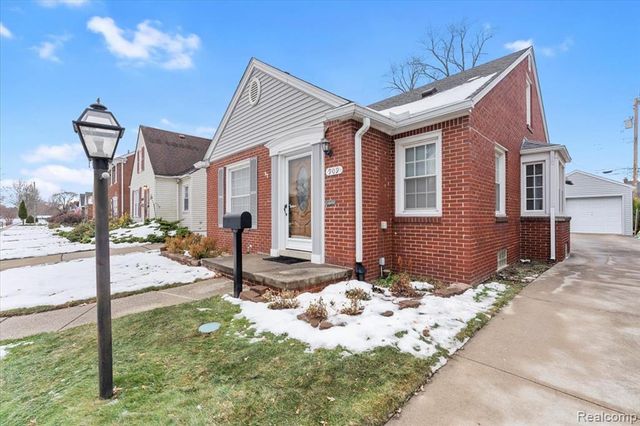 909 N Highland Street, Dearborn, MI 48128