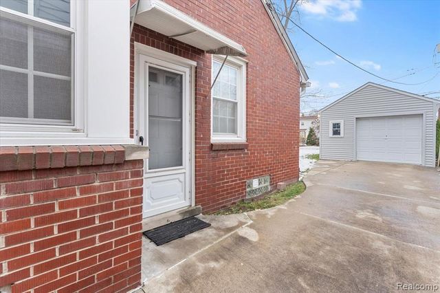 909 N Highland Street, Dearborn, MI 48128