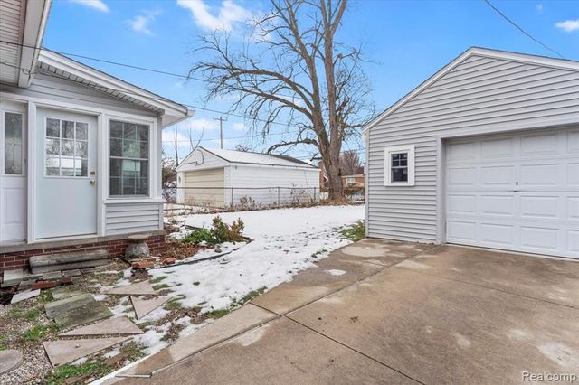 909 N Highland Street, Dearborn, MI 48128