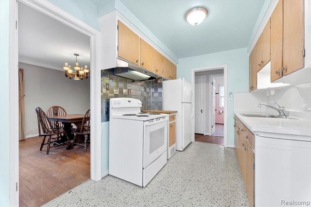 909 N Highland Street, Dearborn, MI 48128