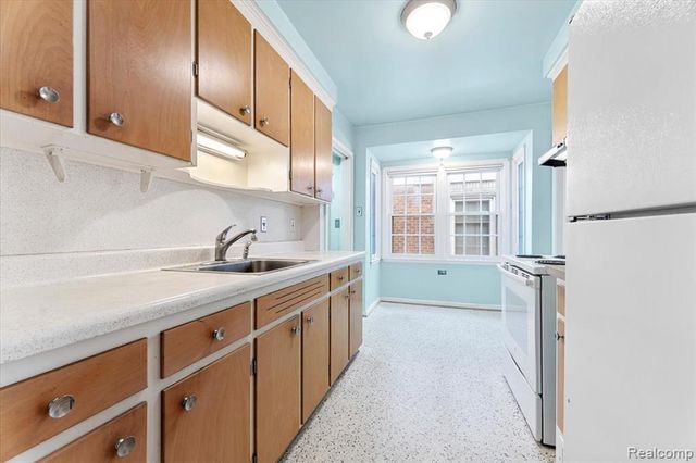 909 N Highland Street, Dearborn, MI 48128