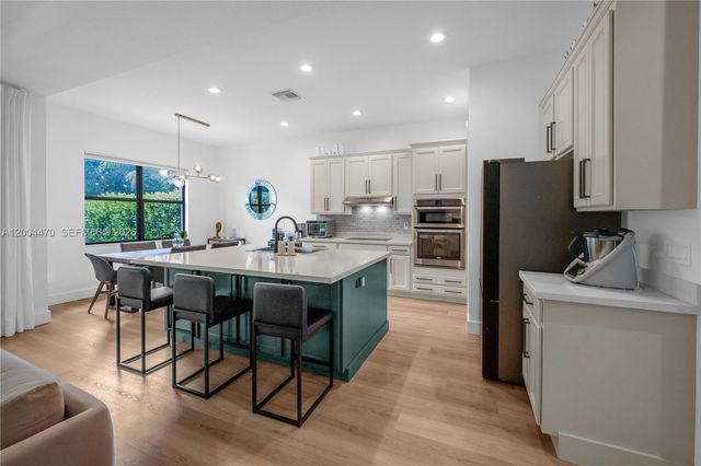 8261 Canopy Ter, Parkland, FL 33076