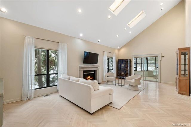 2 Brookridge Road, New Rochelle, NY 10804